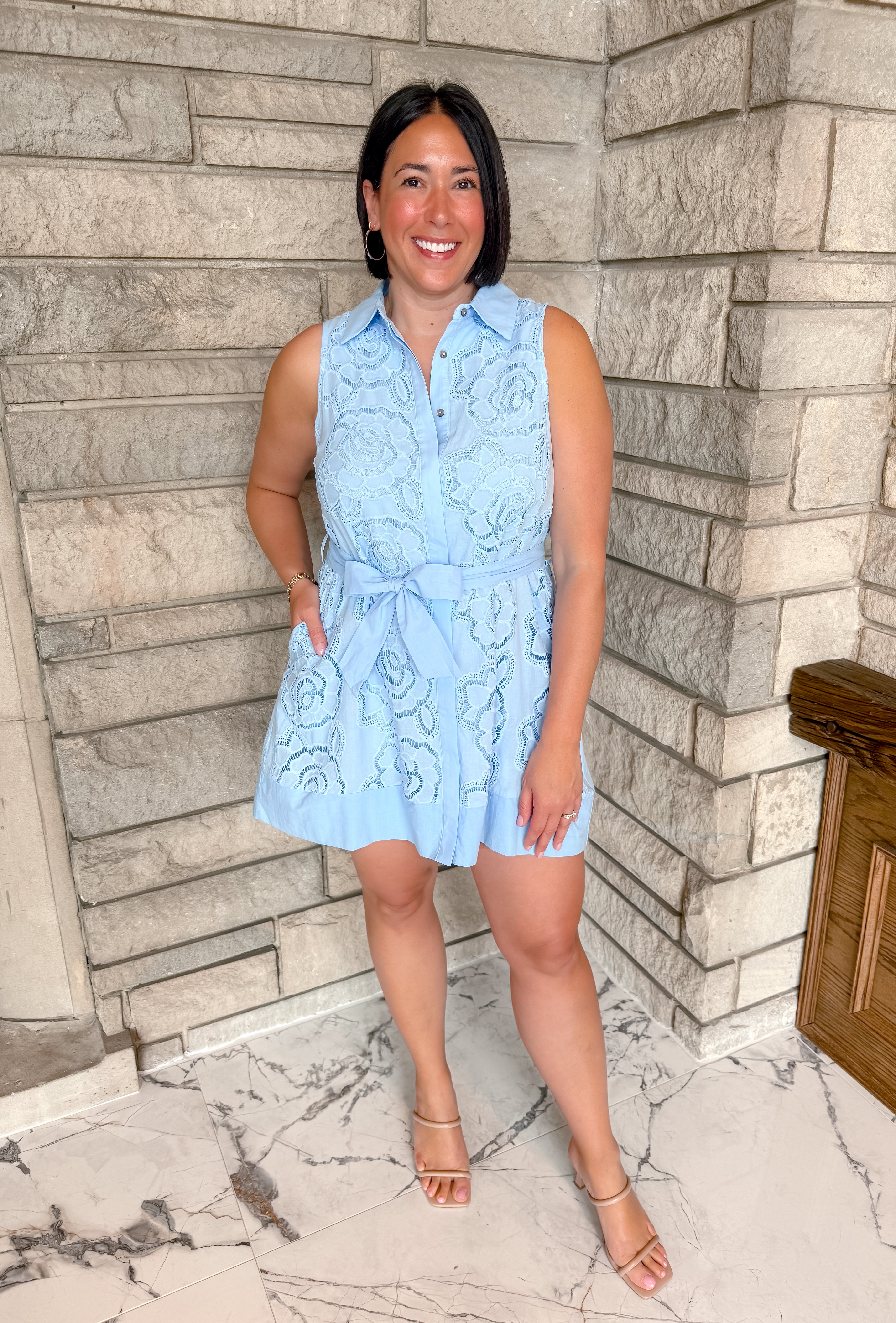 light blue Sleeveless lace overlay shirtdress
button front
collar
self tie