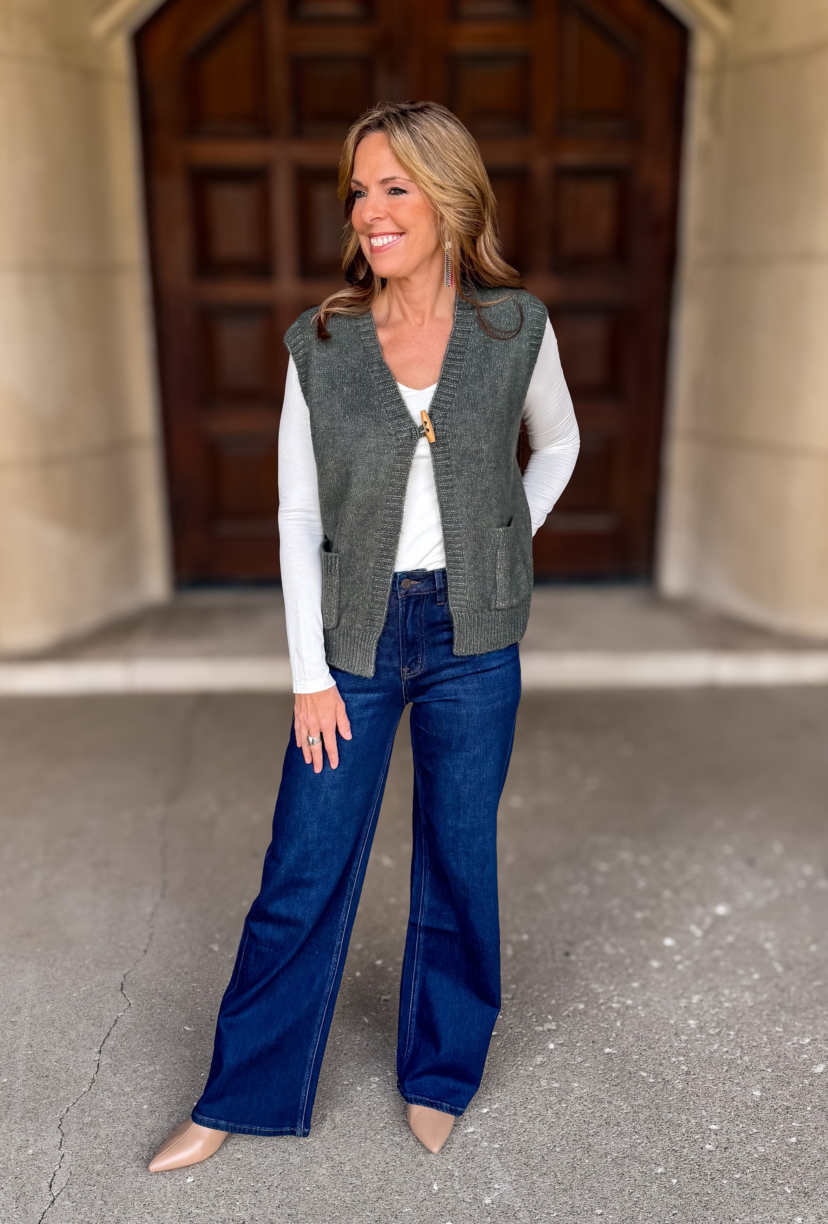 Sweater Vest
Open Front
V-Neckline
Relaxed Fit
Toggle Button
Patch Pockets
Dark Green