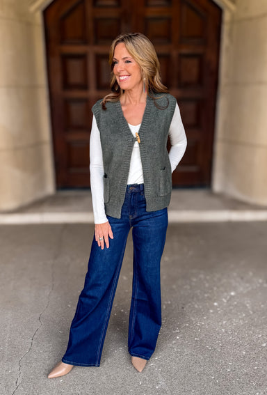 Sweater Vest
Open Front
V-Neckline
Relaxed Fit
Toggle Button
Patch Pockets
Dark Green