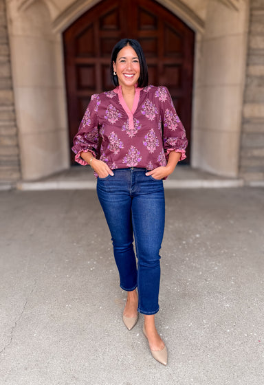 Floral Print
Split-V Mini Ruffle Neckline
3/4 Sleeve
Smocked Ruffle Cuff
Contrast Trim
Burgundy