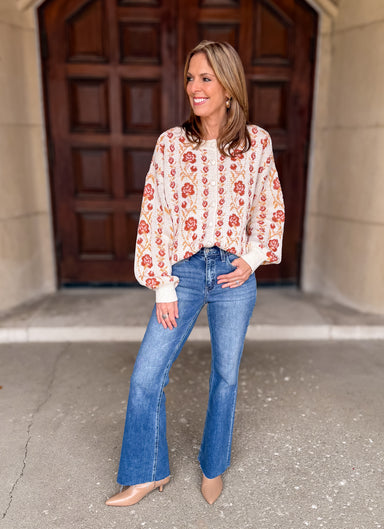 Knitted Cardigan
Fabric Covered Button Front
Floral Pattern
Crew Neckline
Long Balloon Sleeve
Drop Shoulder
Relaxed Fit
Oatmeal