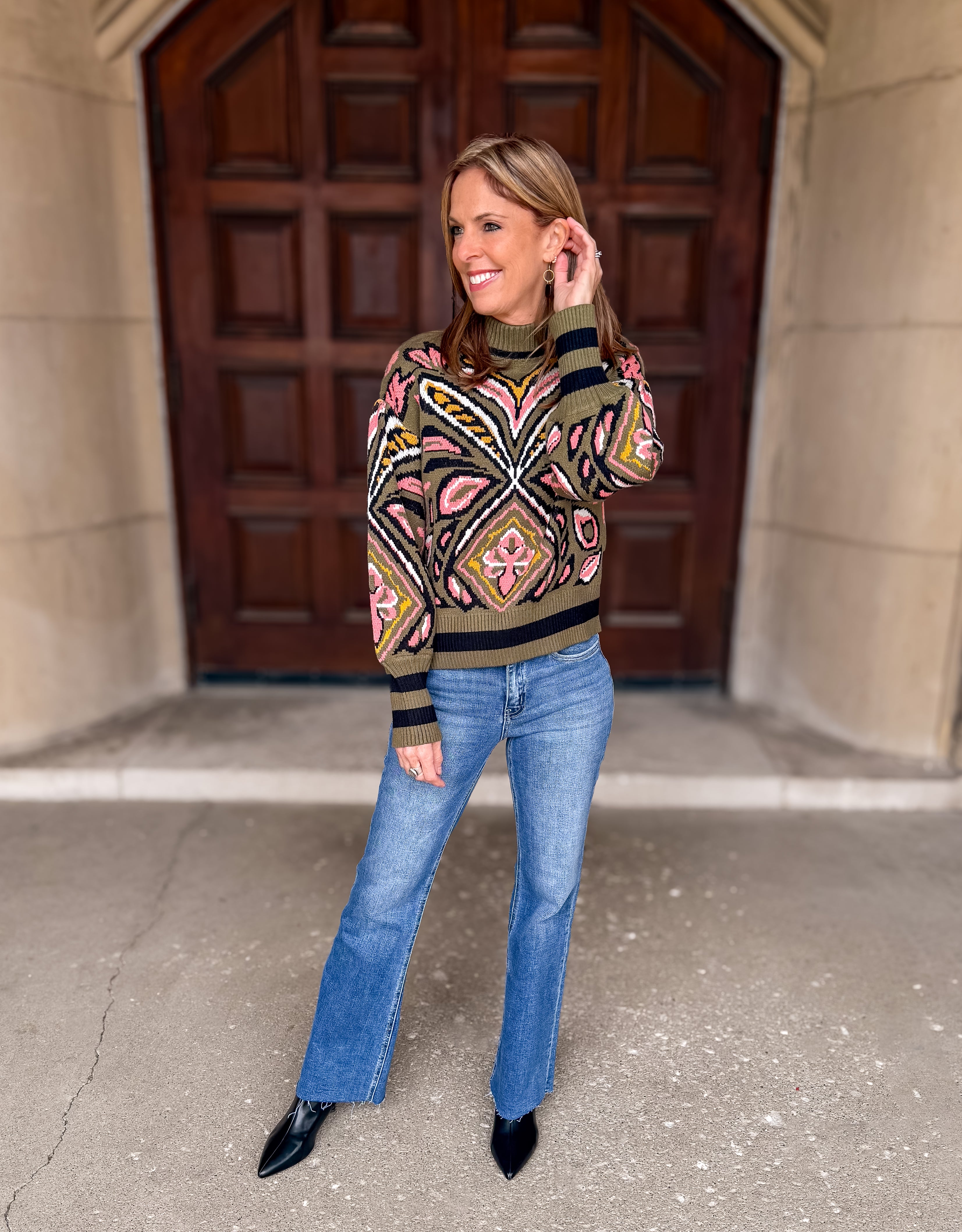 Woven Sweater
Bold Patterned
Round Neckline
Striped Cuffs and Hem
Dropped Shoulder
Long Ballon Sleeve
Olive