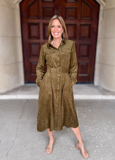 Suede
Midi Length
Collared Neckline
Button Front
Chest Flap Pockets
Belt Loops
Suede Belt with Buckle
Long Sleeves
Button Cuffs
Side Pockets
Olive