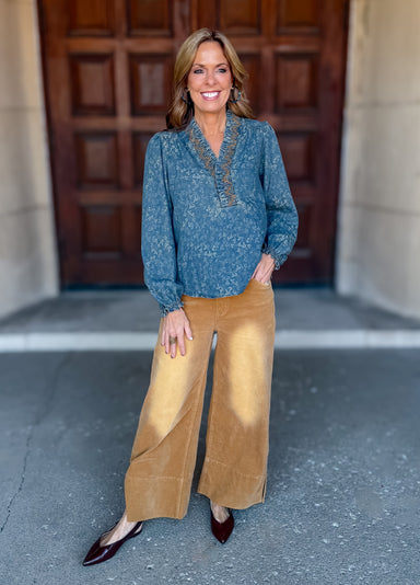 Jacquard 
Denim
Floral Print
Smocked 
Ruffle 
V-Neckline
Contrast Zigzag Stitching
Relaxed Fit
Long Puff Sleeves
Elastic Ruffle Cuffs