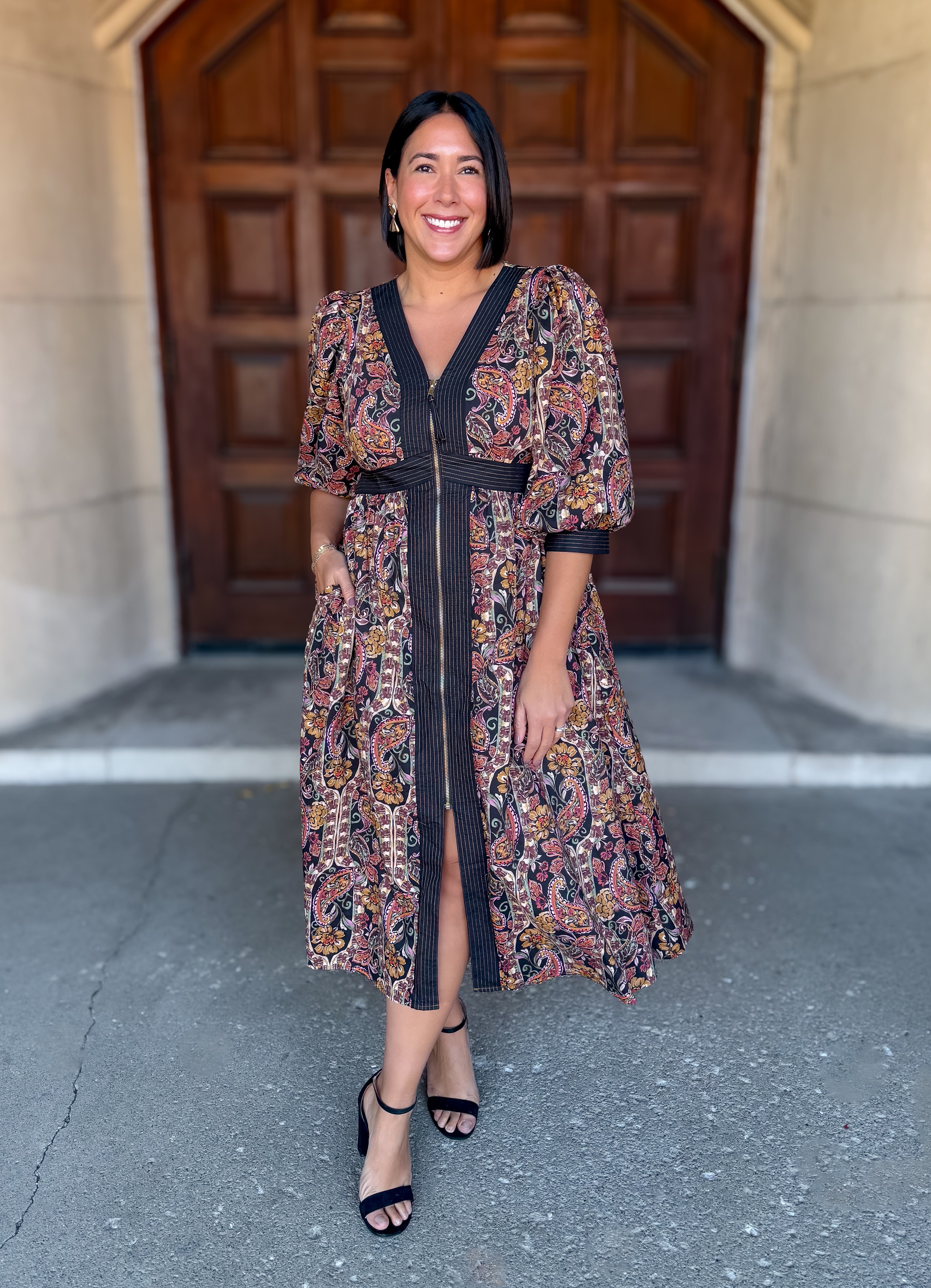 V neckline
Front gold zipper
3/4 puff sleeves
Contrast stitch detail
Pockets
Midi length
Black Multi