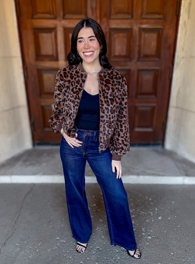 Fur Jacket
Leopard Print
Zipper Front
Long Balloon Sleeve
Ribbed Knit Collar, Cuff and Hem
Lined
Brown