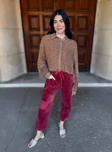 Washed Cotton Gauze
Mixed Floral Print
Collared
Button Down Front
Drop Shoulders
Chest Pocket
Rounded Hem
Button Cuff
Mocha