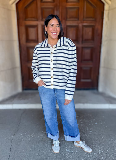 Striped
Knit Cardigan
Button Front
Collared Neckline
Exposed Seams
Oversized
Drop Shoulders
Long Sleeves
Chest Pocket
Straight Hem
Mediumweight
White / Navy