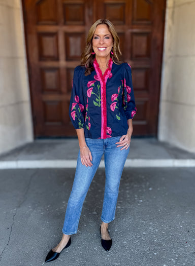 V-Neck 
Contrast 
Ruffle
Button front
3/4 sleeves
Navy