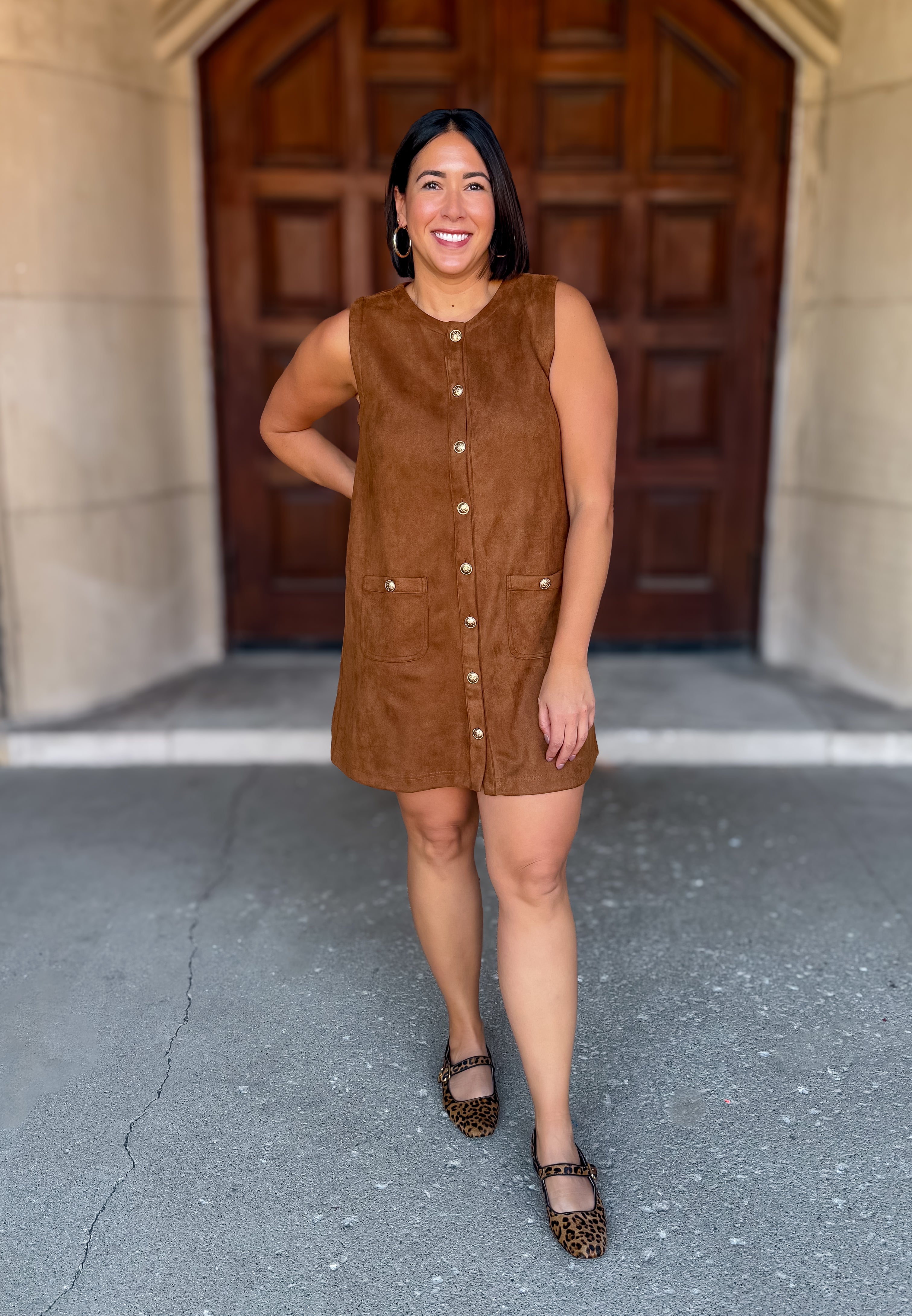 Suede
Shift Dress
Sleeveless
Gold Button Front
Patch Pockets
Camel