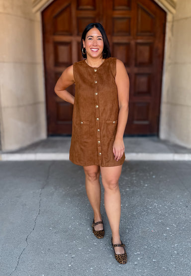 Suede
Shift Dress
Sleeveless
Gold Button Front
Patch Pockets
Camel