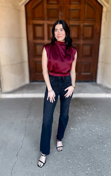 High Neck
Sleeveless
Pleated Shoulder
Back Zipper
Cropped
Band Hem
Lined