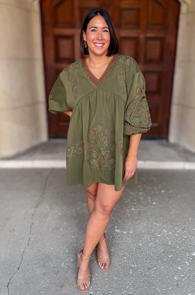 Floral
Embroidered
V-Neckline
Contrast Stitch
3/4 Peasant Sleeve
Eyelet Cutout
Lined
Olive