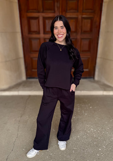 Fleece
Set
Long Sleeves
Raglan
Ribbed Neckline
Sweatpants
Elastic Waistband
Side Pockets