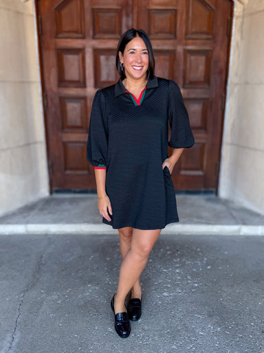 Textured
3/4 Puff Sleeves
Collared V-Neckline
Striped Contrast V-Neck and Cuffs
Side Pockets