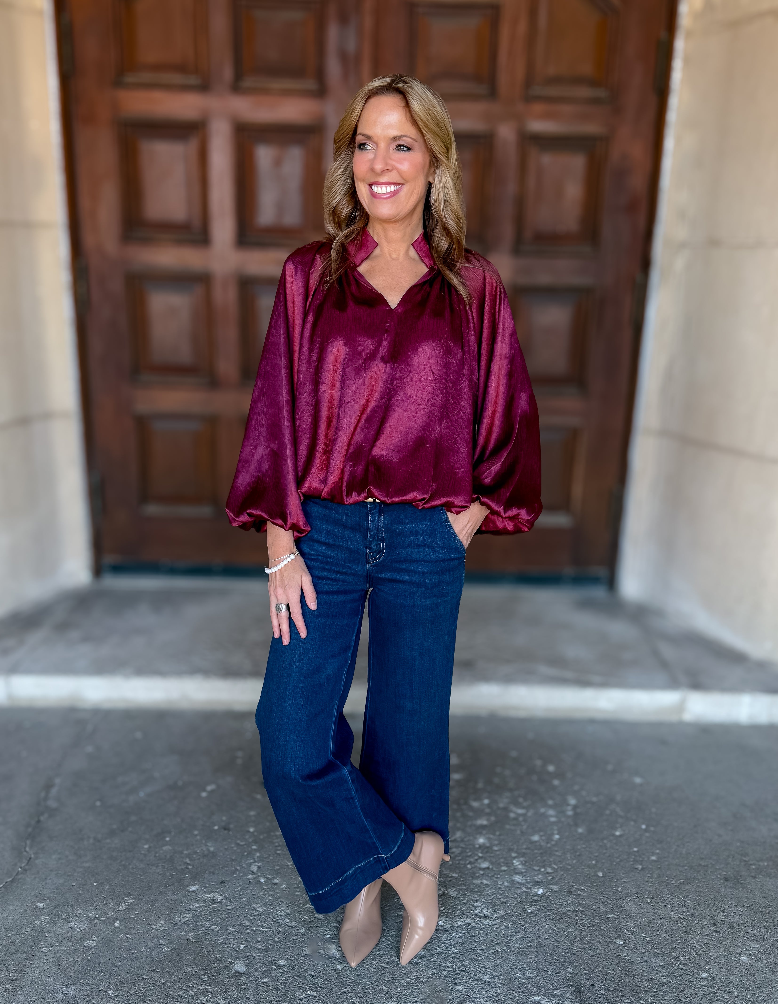 Solid 
Crinkle Fabric
Split-V Neckline
Shirring Detail
Long Bubble Sleeves
Bubble Hem