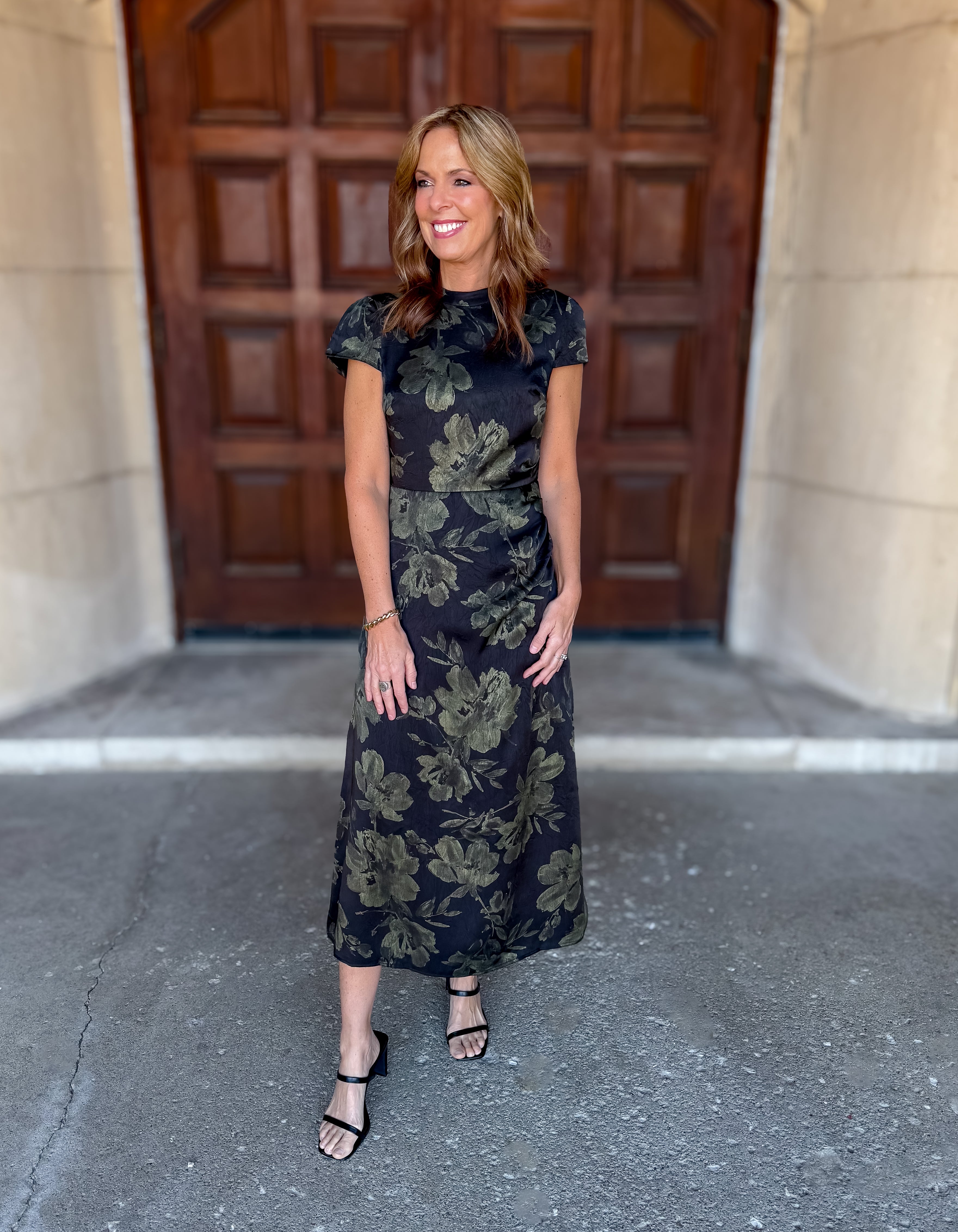 Floral Print
High Neck
Band Collar
Cap Sleeve
Deep-V Back
Back Zipper Closure
Ruching