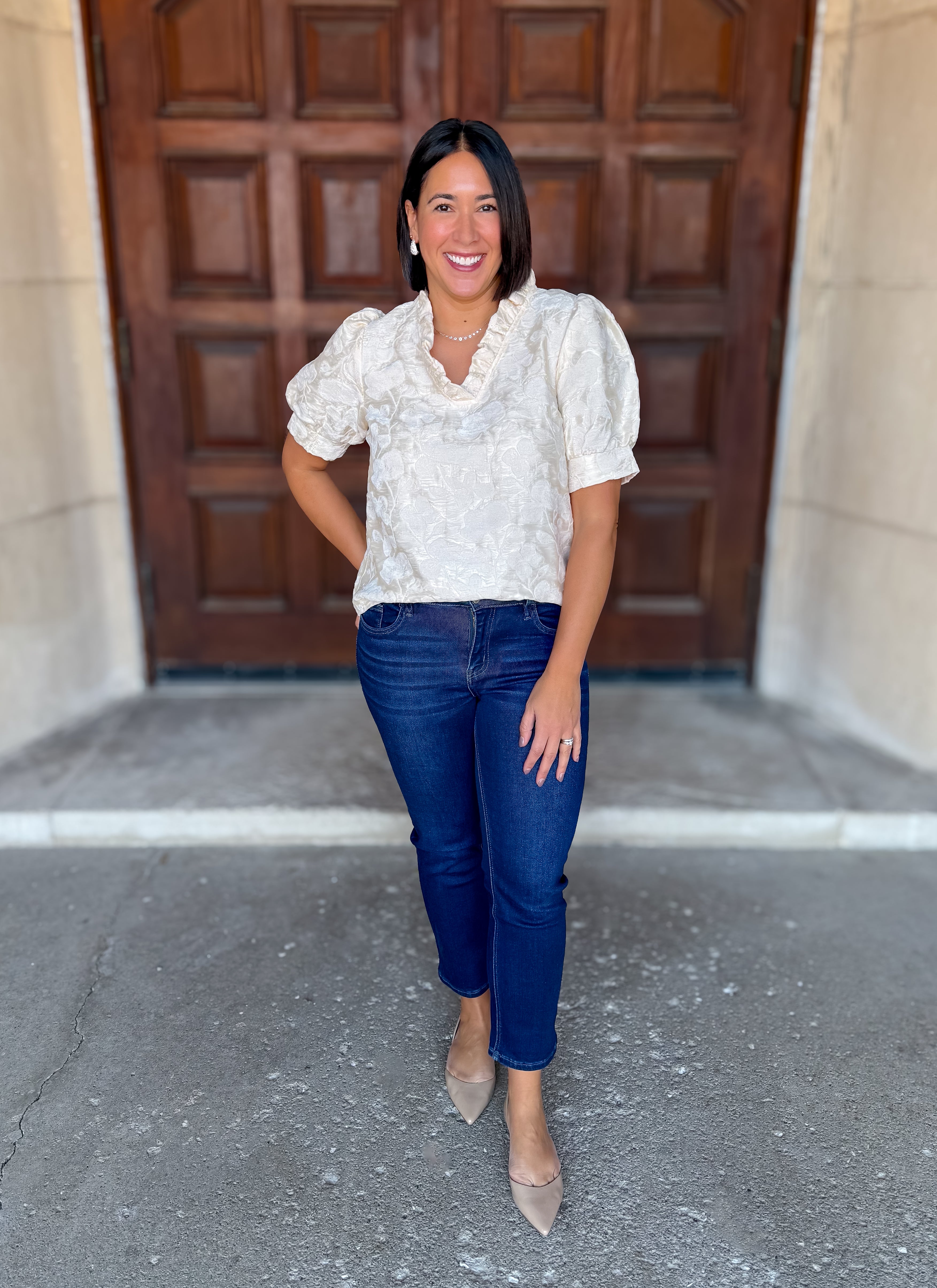 Velvet floral
V-neckline with ruffles
Short puff sleeves
Iridescent sheen
Relaxed fit