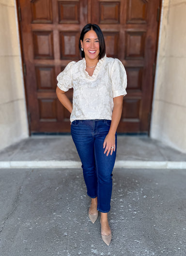 Velvet floral
V-neckline with ruffles
Short puff sleeves
Iridescent sheen
Relaxed fit