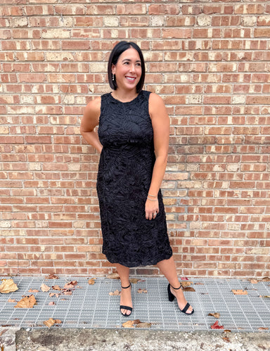 Lace 
Overlay
Sleeveless 
Dress
Black