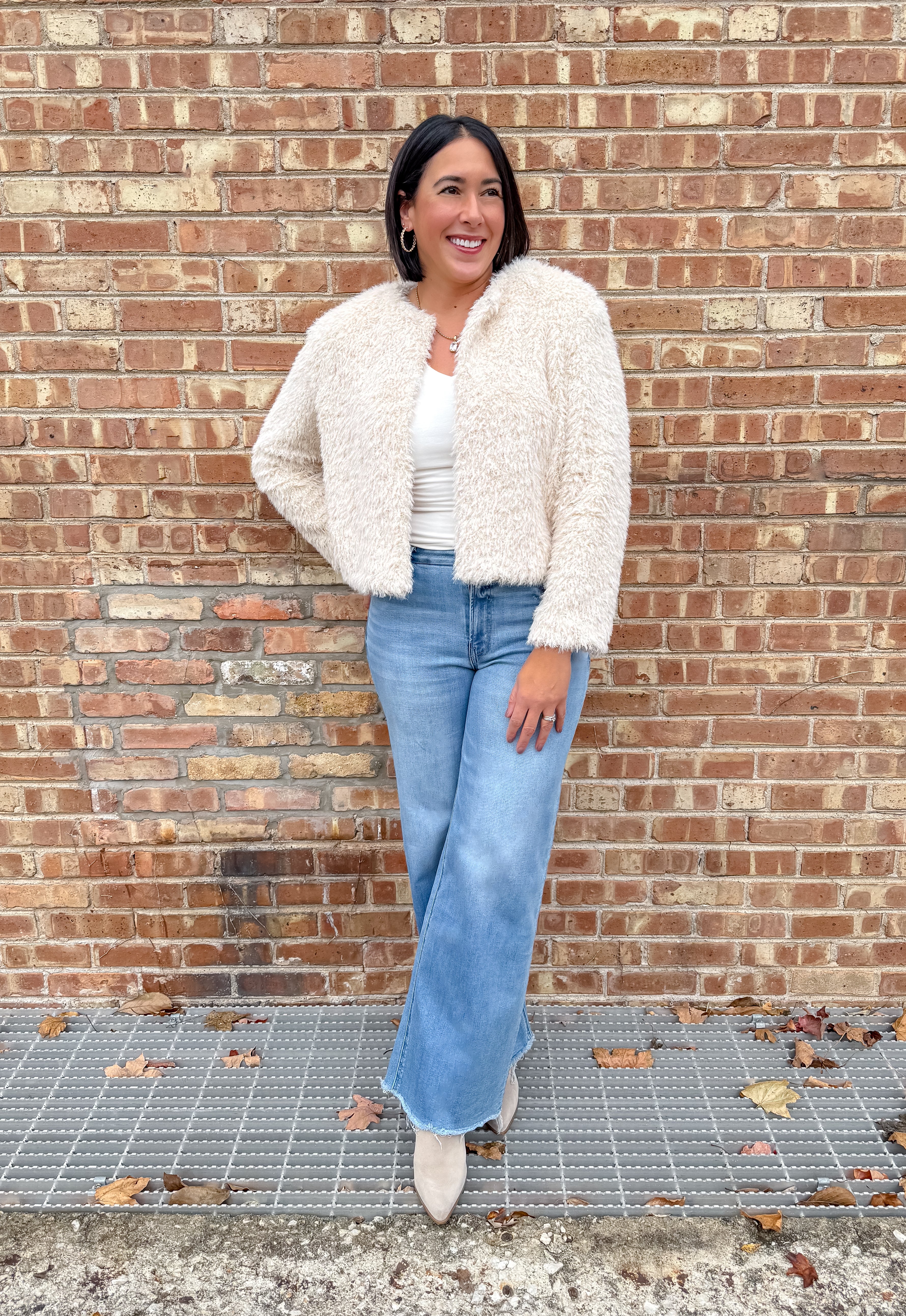 Faux fur jacket
Round Neckline
Long Sleeves
Open Front
Hook and Eye Closure
Lined