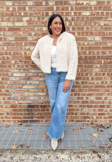 Faux fur jacket
Round Neckline
Long Sleeves
Open Front
Hook and Eye Closure
Lined