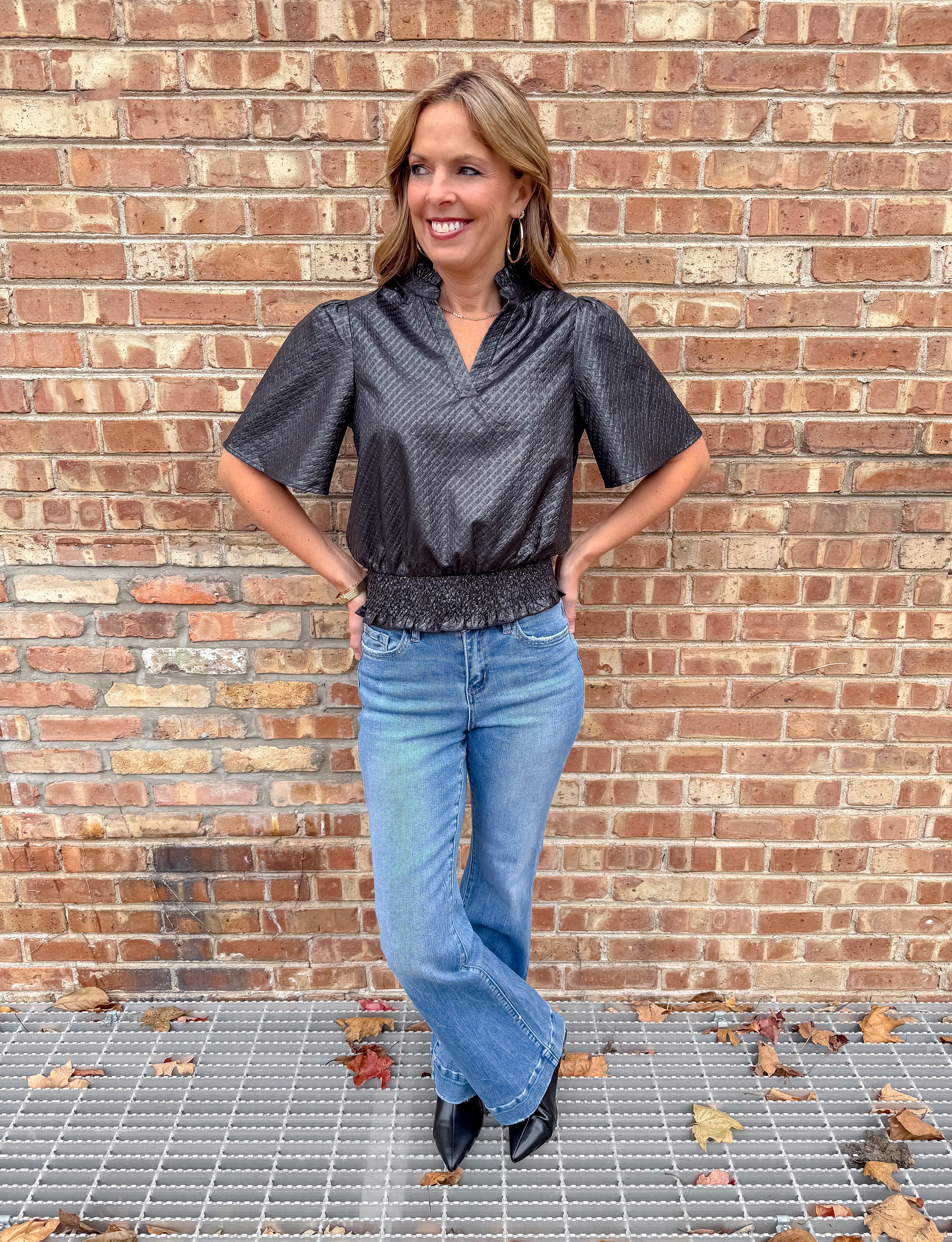 Textured 
Woven
Split-V 
Mini Ruffle
Wide Puff Short Sleeve
Smocked Ruffle Hem
Lightweight
Black