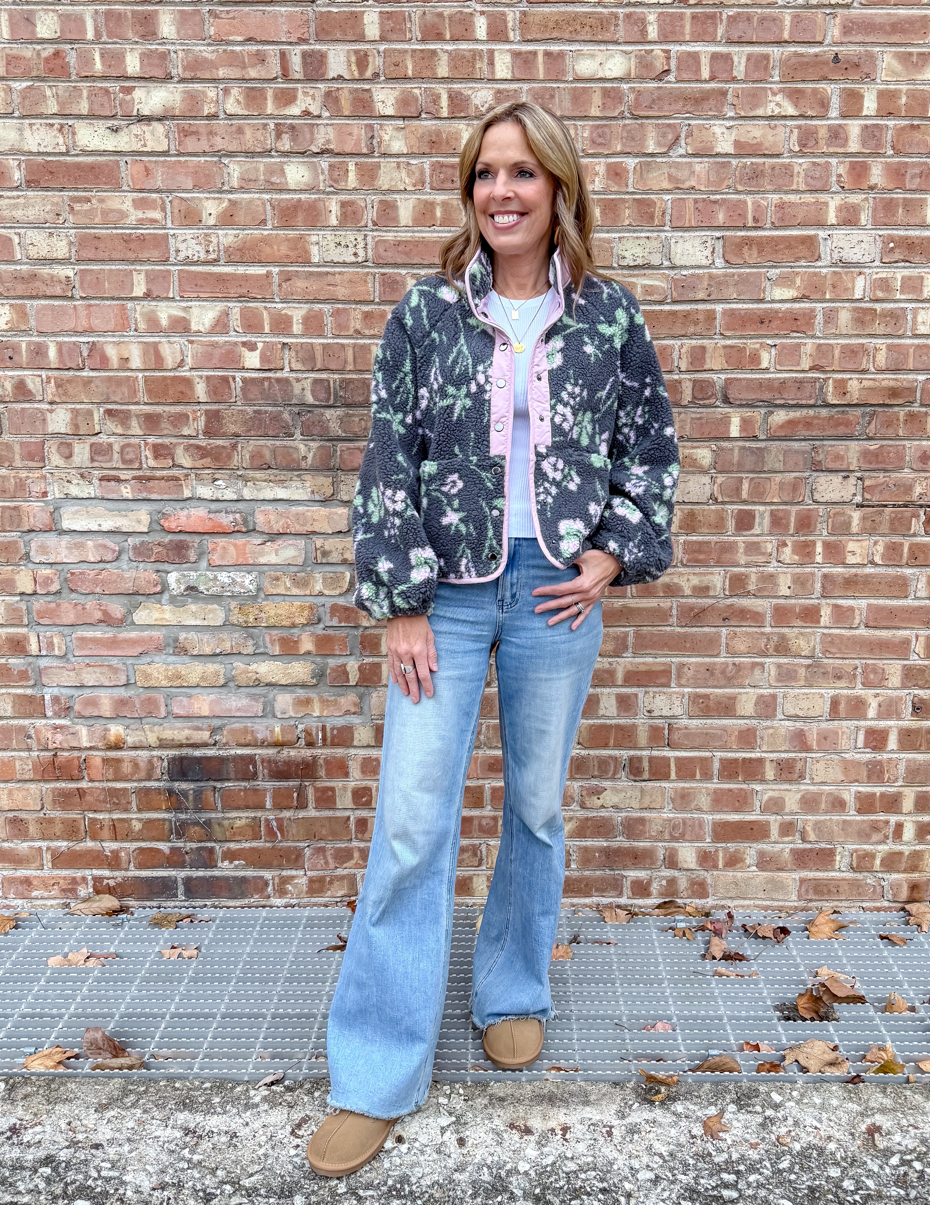 Floral
Fleece
Sherpa
Snap Front
Contrast Trim
Boxy Fit