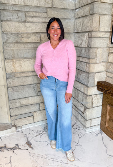 mini ruffle neckline
v neck sweater
buttons
pink sweater