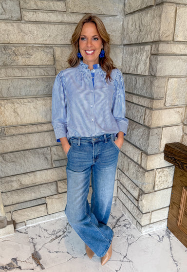 striped blouse
button
ruffle neckline
3/4 sleeves