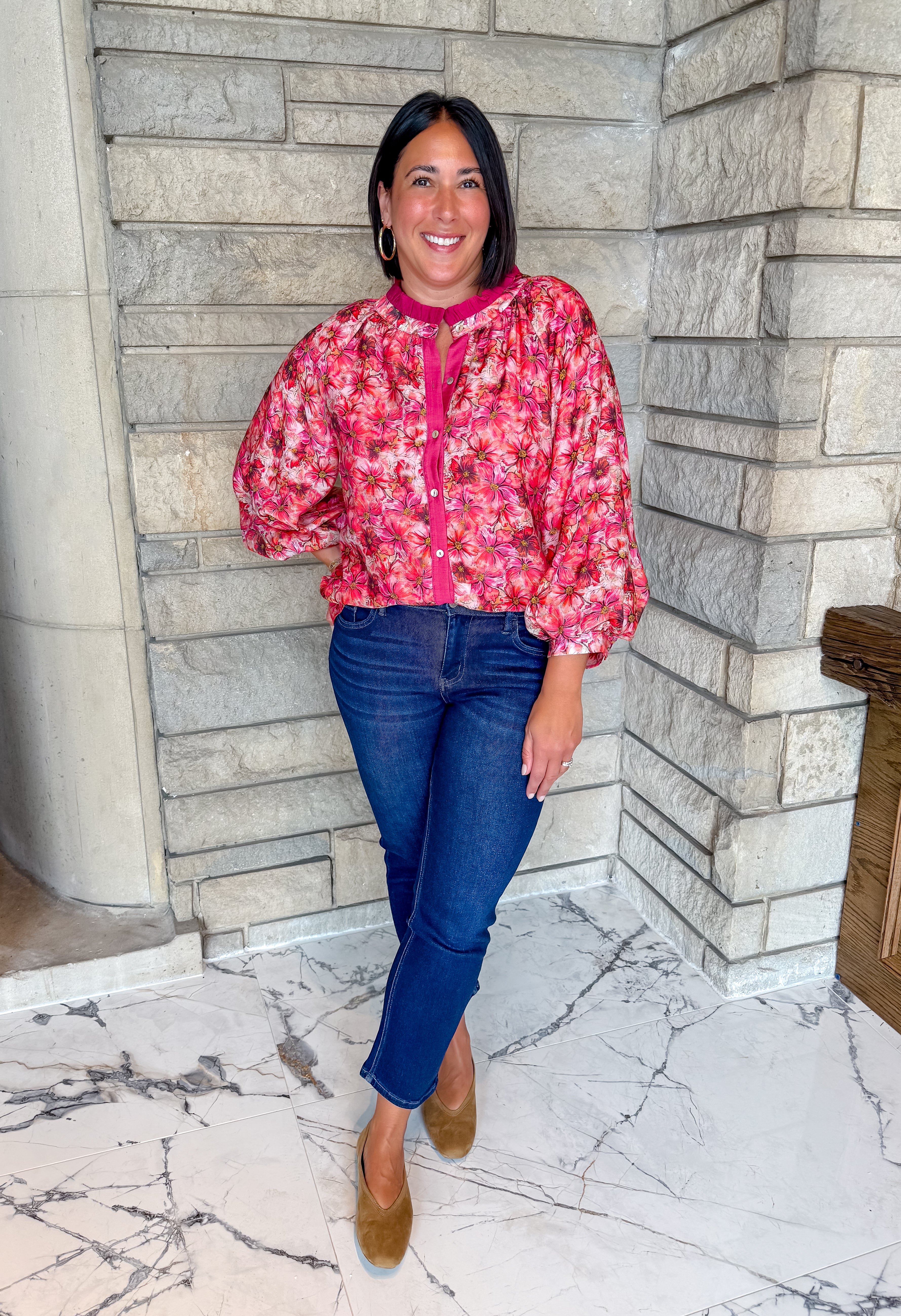 hot pink floral
buttons
mini ruffle neckline
contrast button trim
balloon sleeves