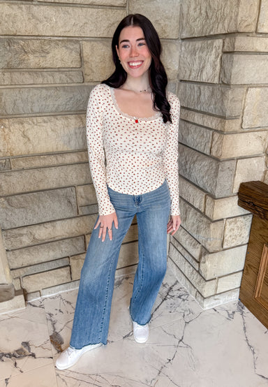 floral top
lace trim neckline
scoop neck
rose detail