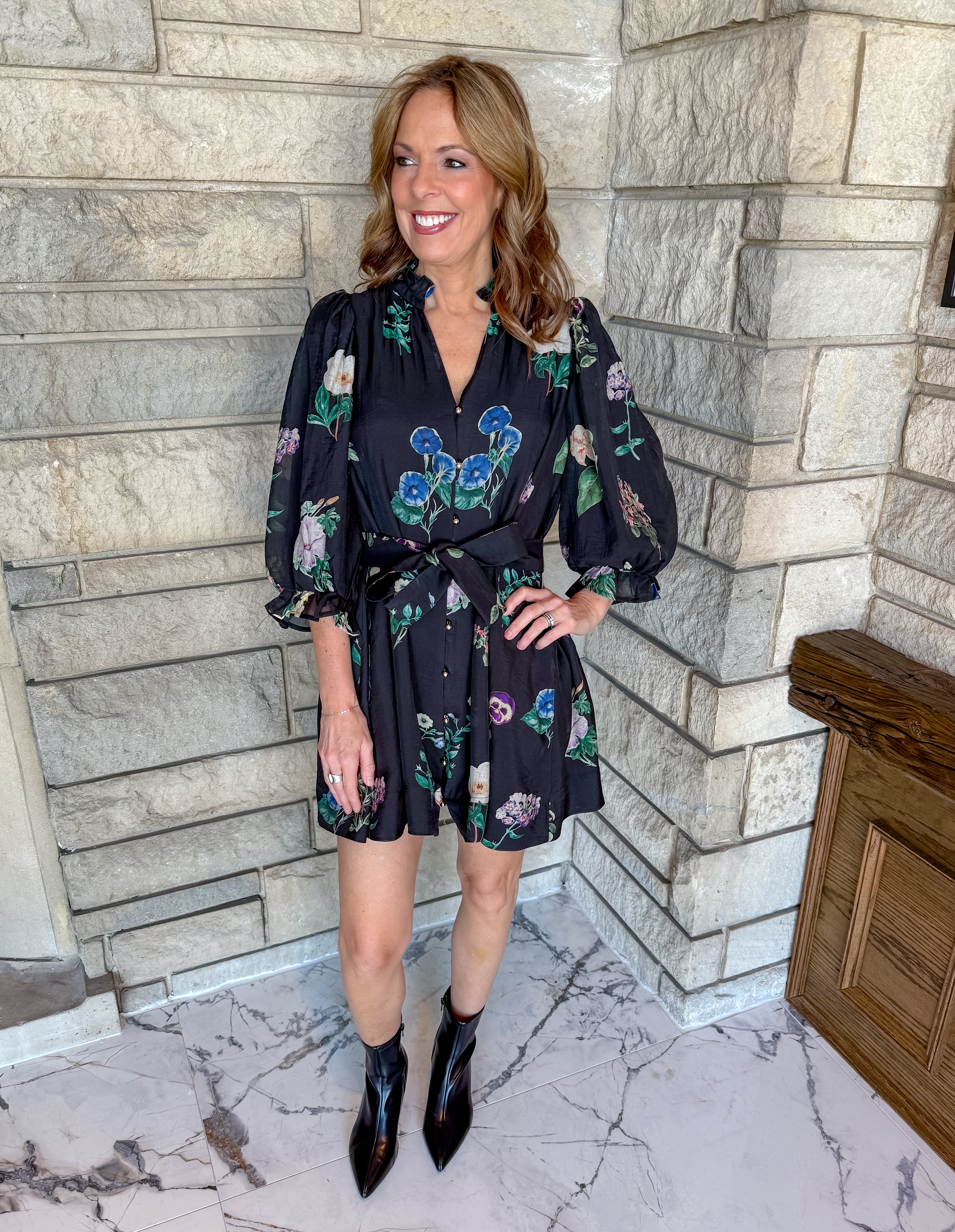 Floral dress
tie waist dress
ruffle neck
Gold button dress