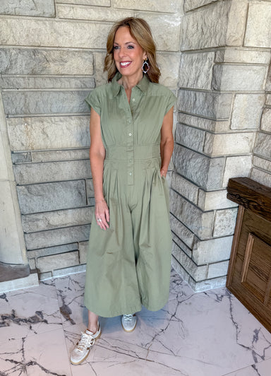 button jumpsuit
collared jumpsuit
casual jumpsuit
cinched leg
wide leg