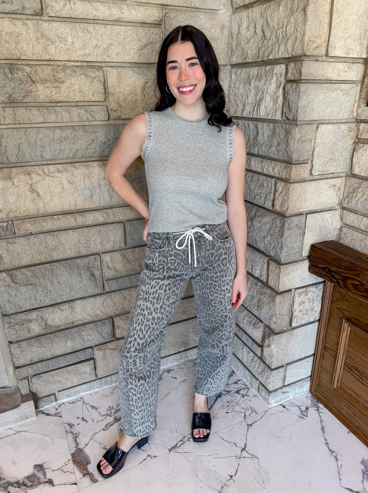 Washed grey leopard barrel jeans
drawstring
Ankle length