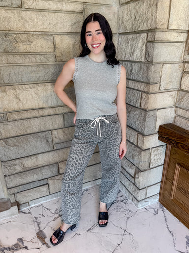 Washed grey leopard barrel jeans
drawstring
Ankle length