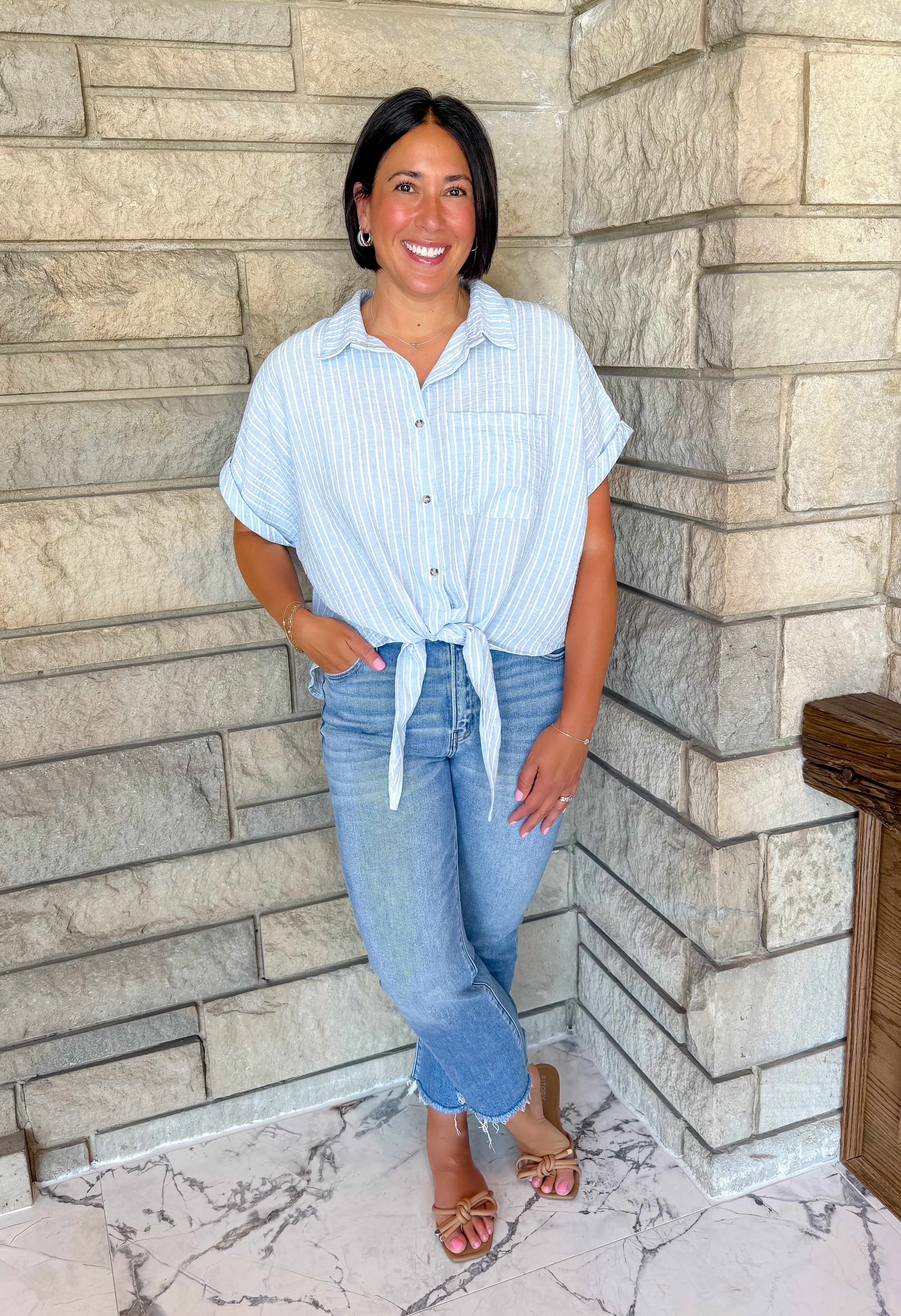 Light blue and white vertical striped top
tie waist
buttons
front pocket
fixed rolled sleeves