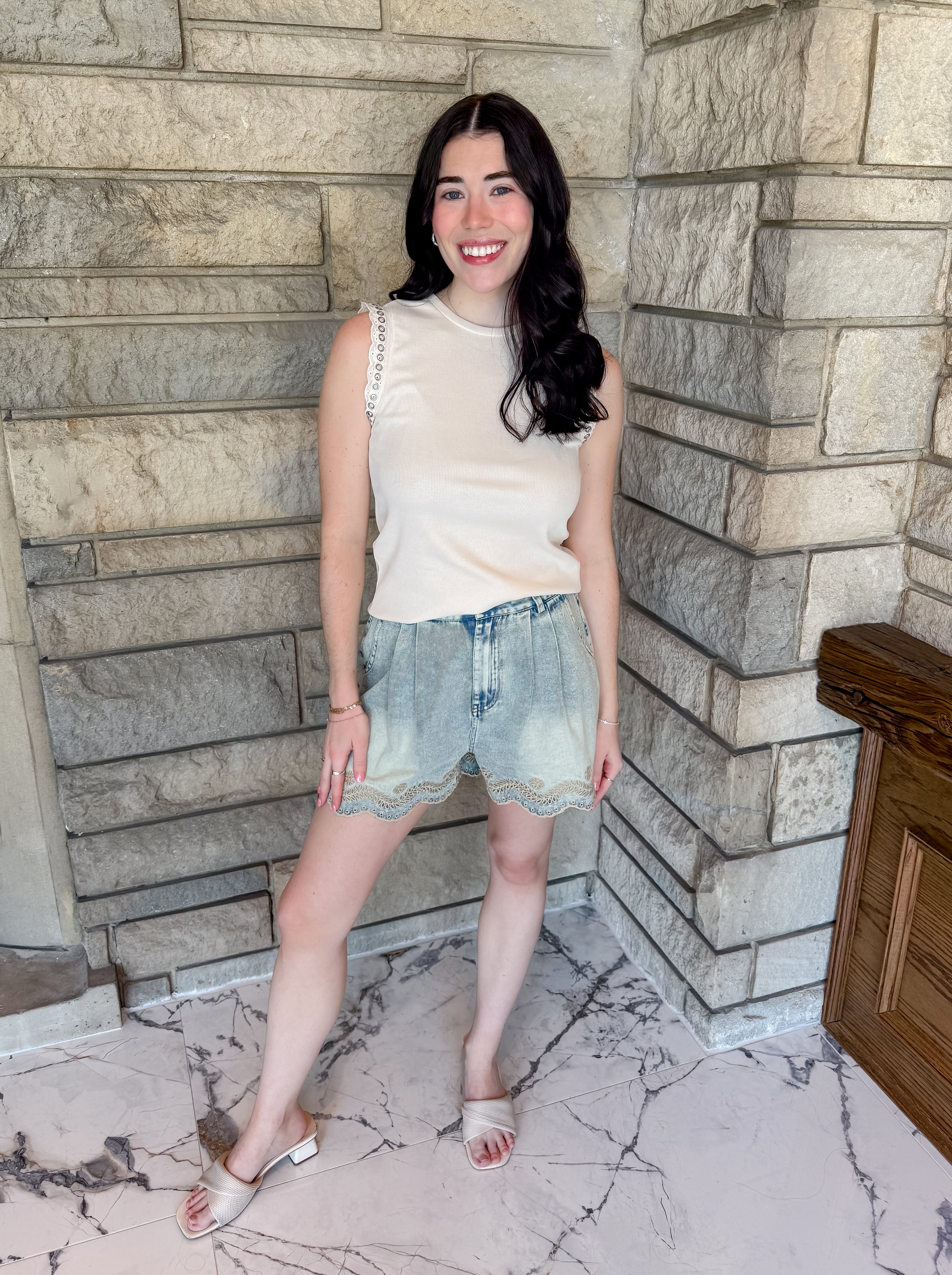 Washed denim shorts
pleated
light brown embroidery
scalloped hem