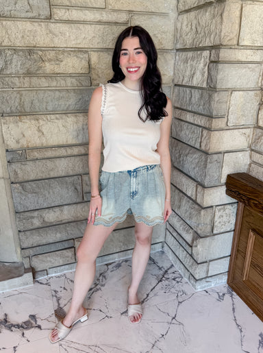 Washed denim shorts
pleated
light brown embroidery
scalloped hem