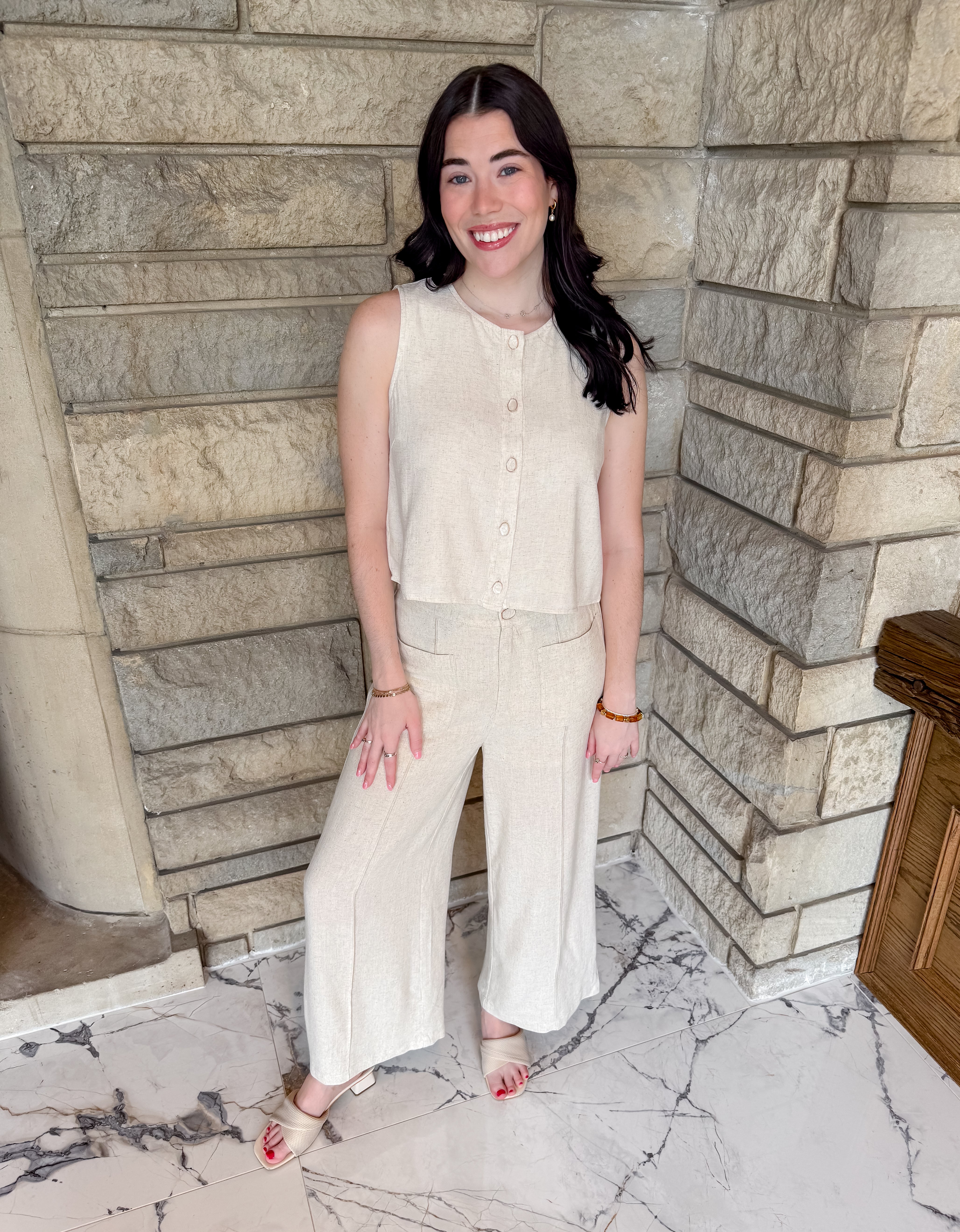 Oatmeal linen tank and pants set
buttons
sleeveless
wide legs
front pocket pants