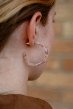 Camy Hoop Earrings Shimmering Taupe