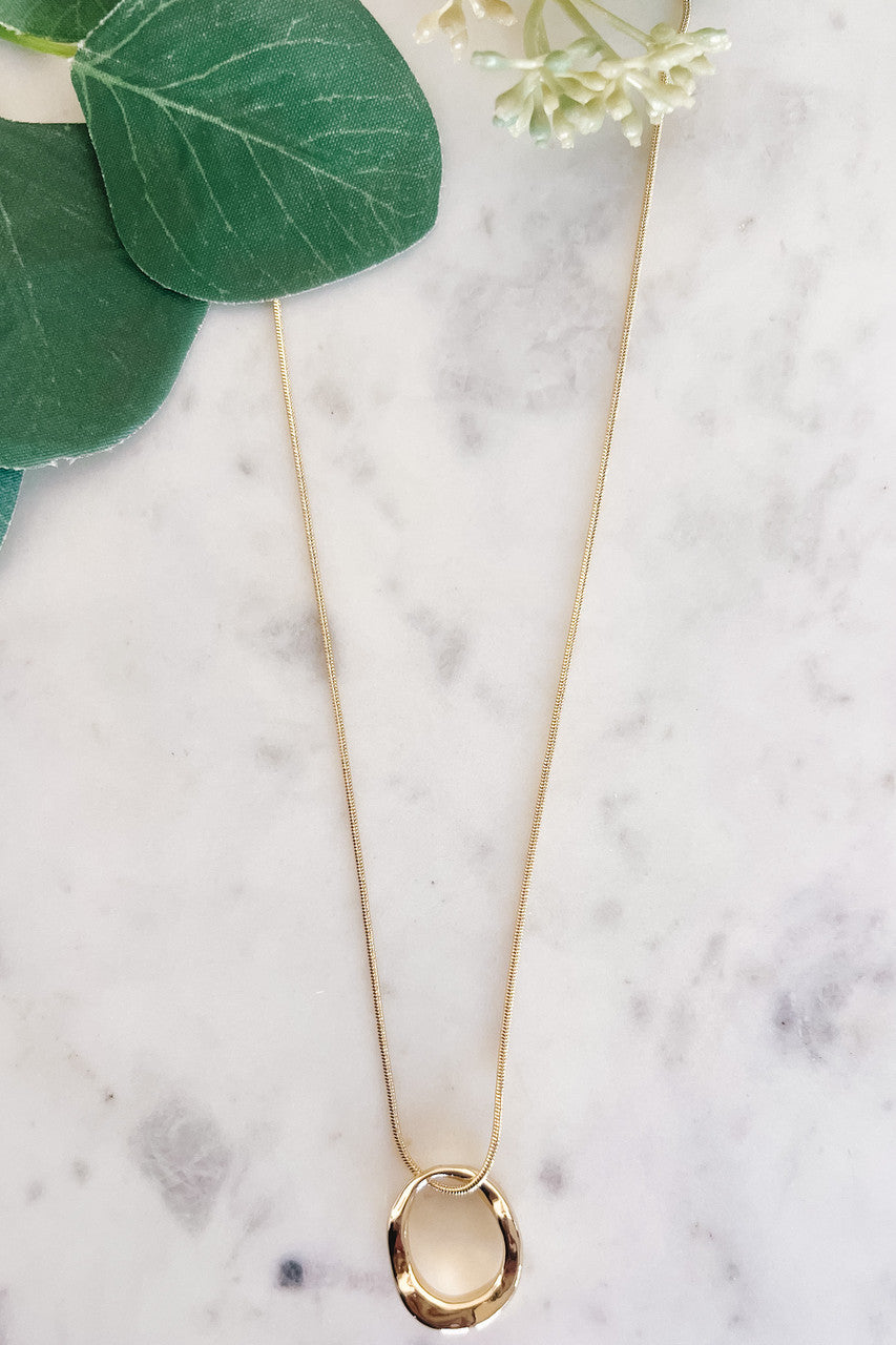 Wavy Circle Pendant Necklace