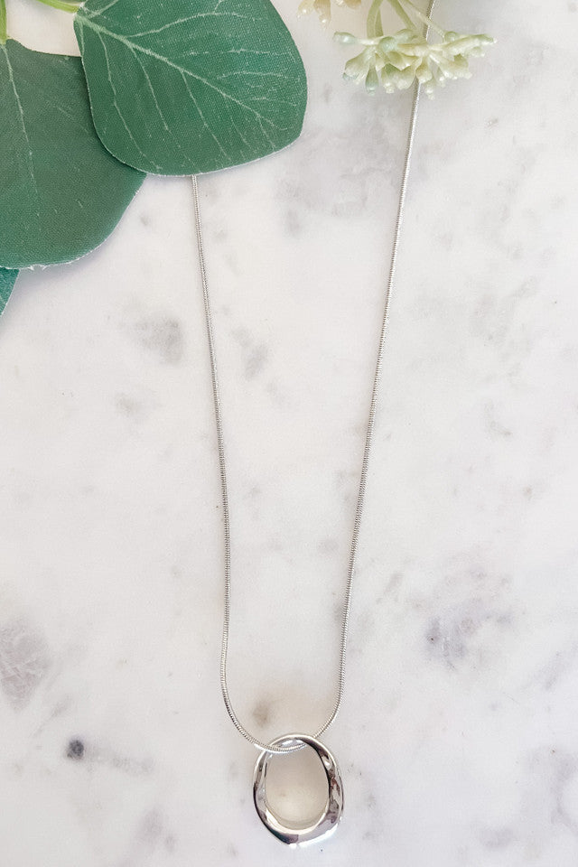Wavy Circle Pendant Necklace